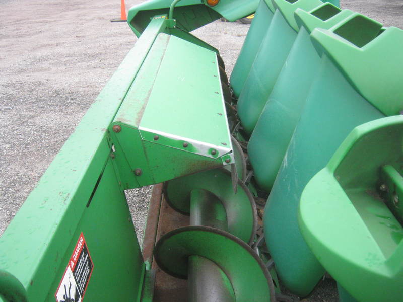 Combines & Harvesting Equipment  John Deere 693 Corn Head  Photo